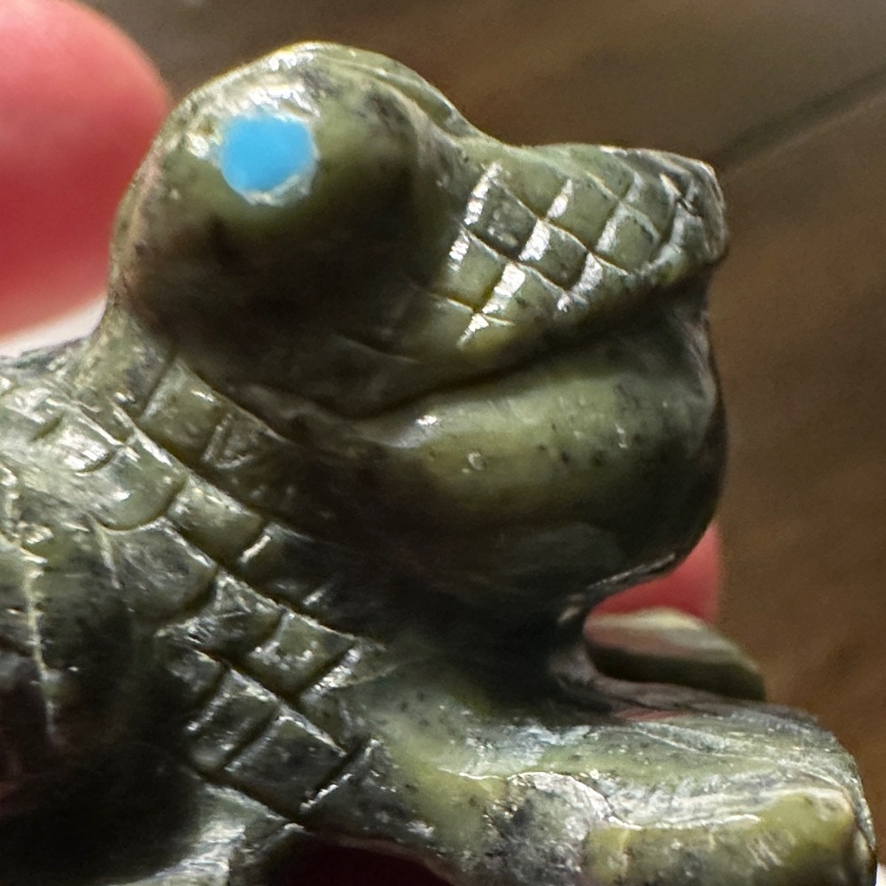 Carved Serpentine Zuni Frog with Turquoise Eyes - Picture 3 of 7